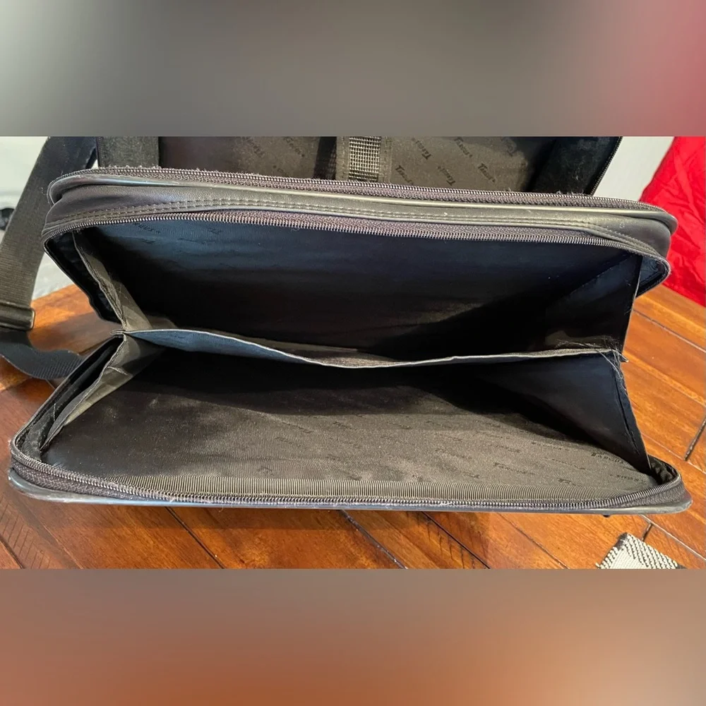 *NWOT* Targus Laptop Bag - Model CUN1 - Genuine Leather - Briefcase - Tote Bag